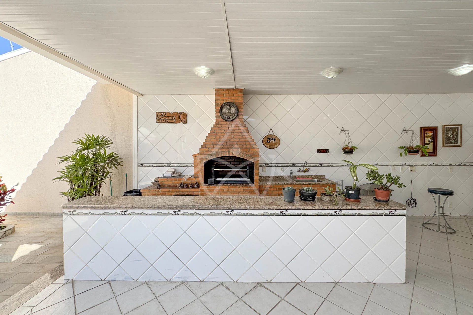 Casa com 8 Vagas à Venda