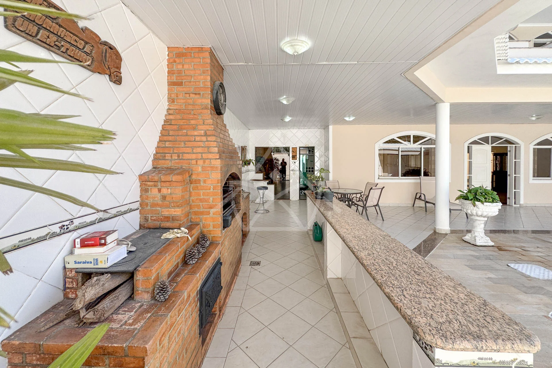 Casa com 8 Vagas à Venda