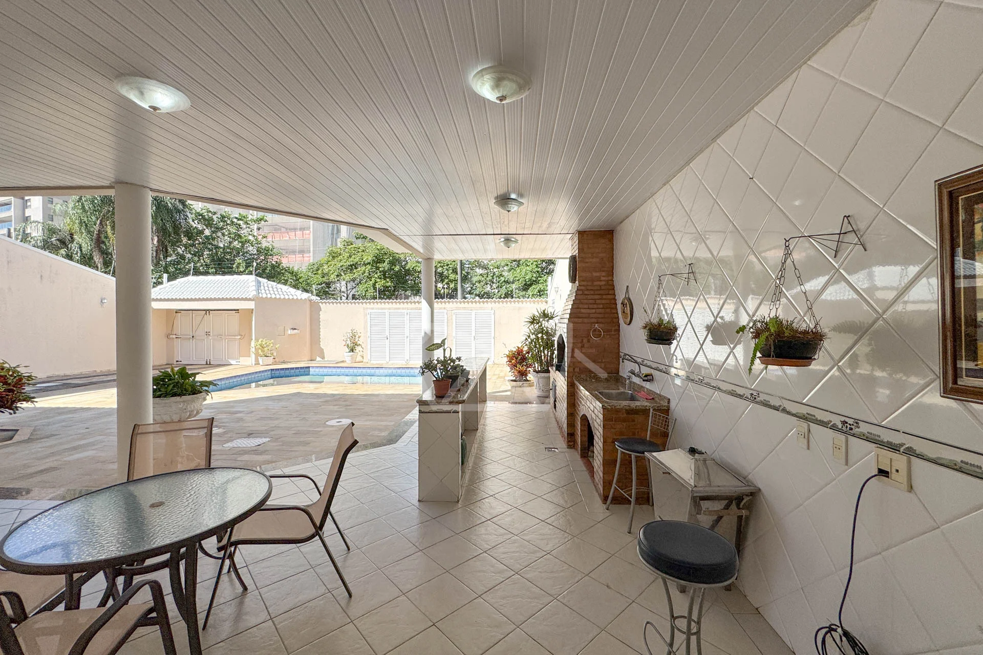 Casa com 8 Vagas à Venda