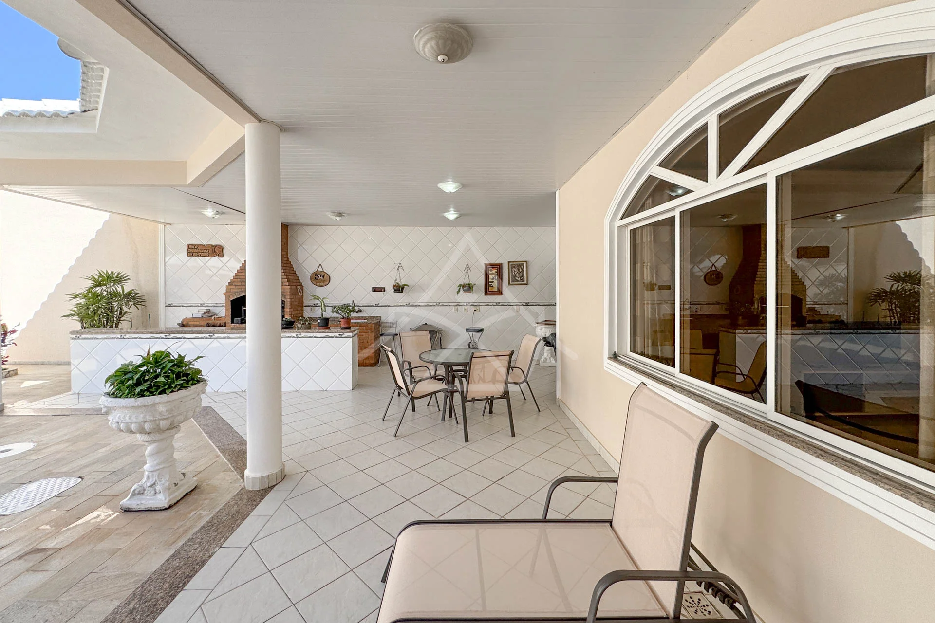 Casa com 8 Vagas à Venda