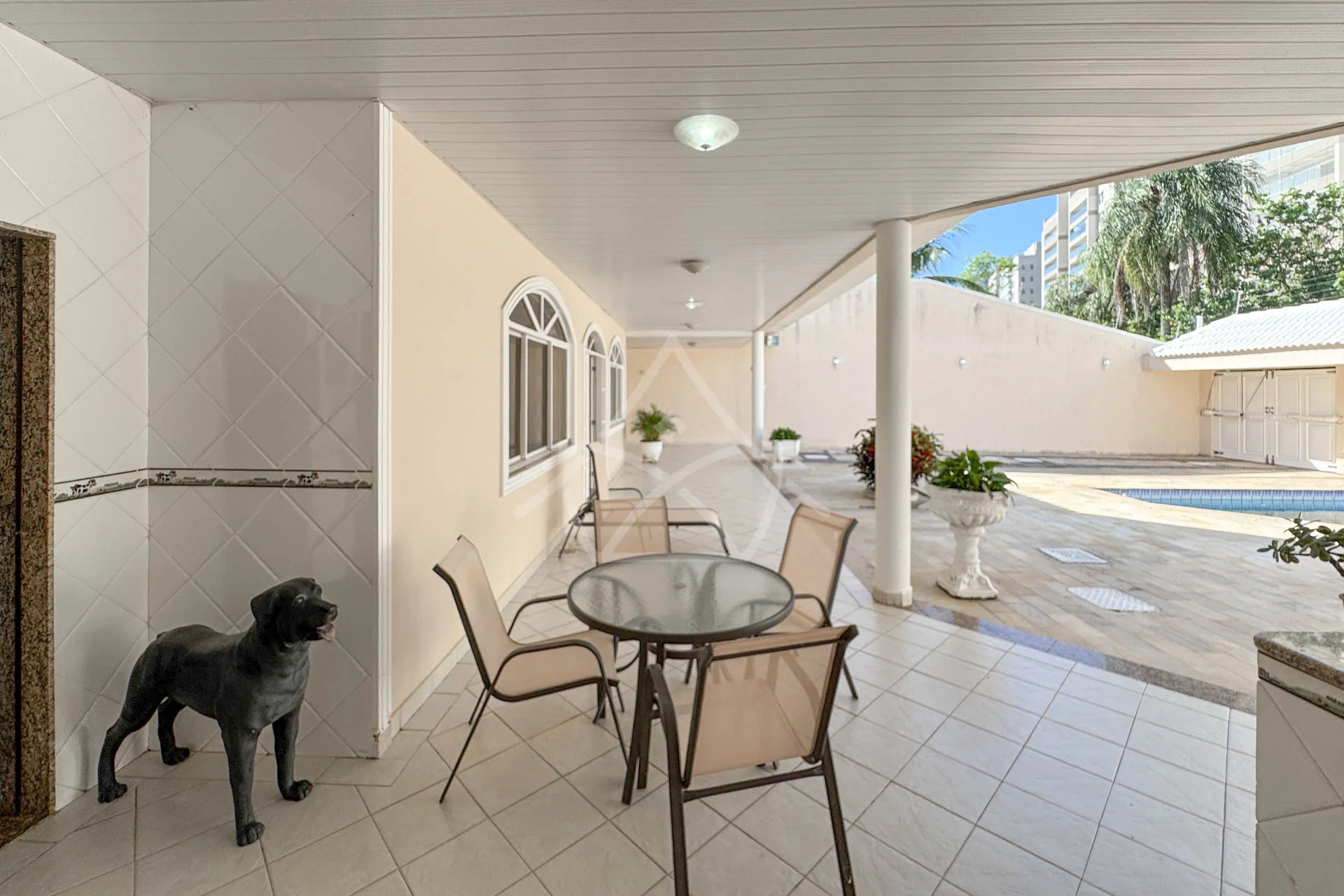 Casa com 8 Vagas à Venda