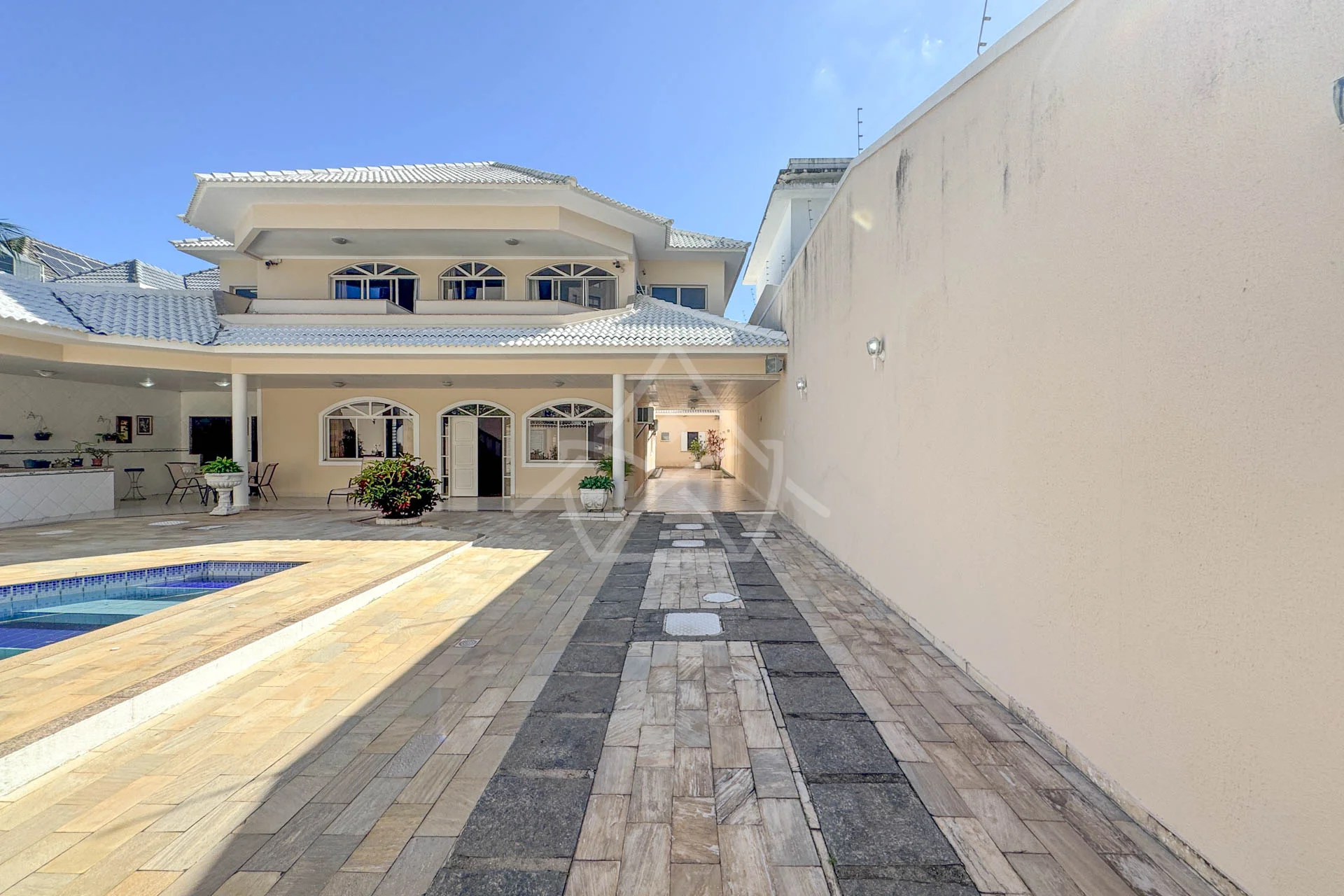 Casa com 8 Vagas à Venda