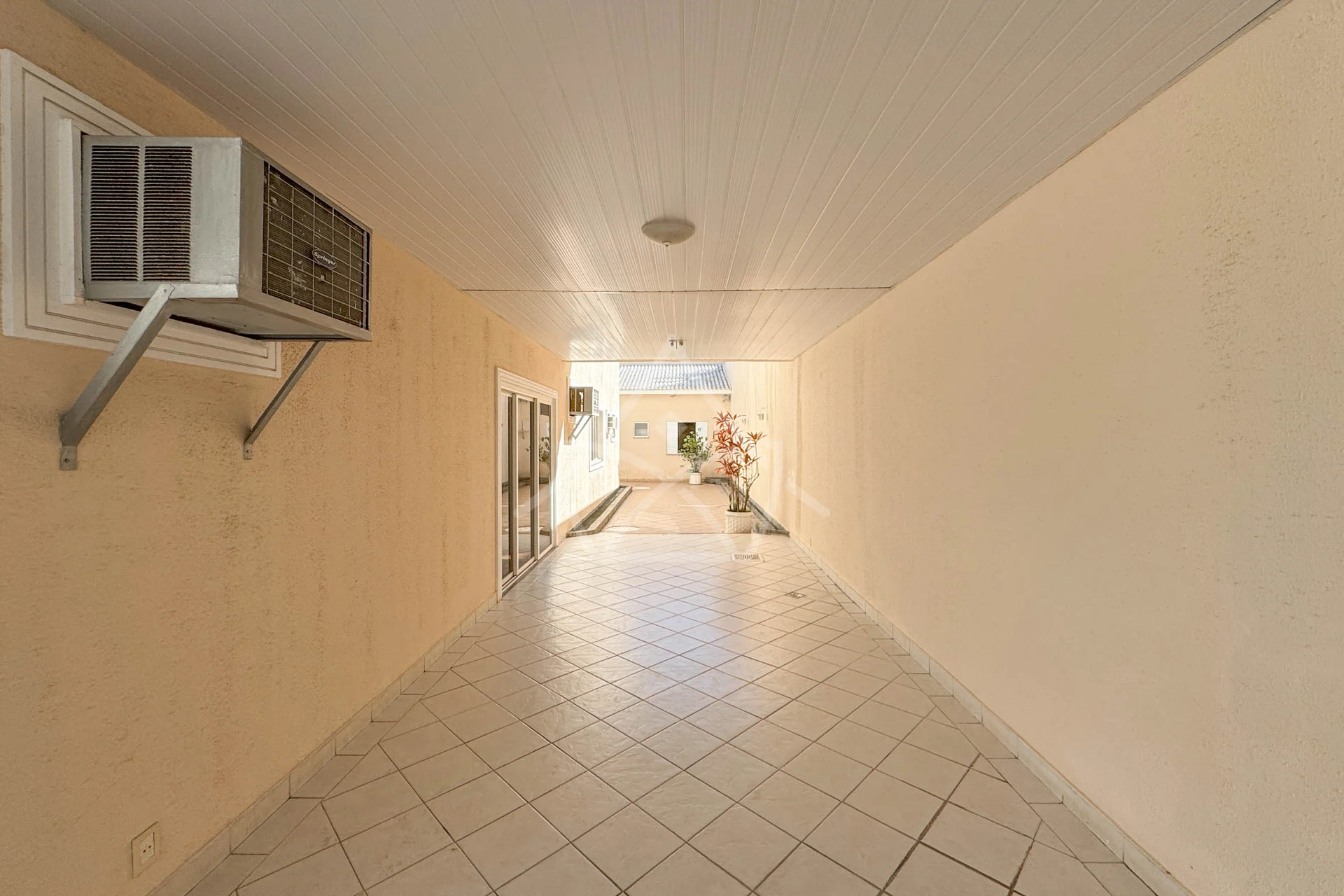 Casa com 8 Vagas à Venda