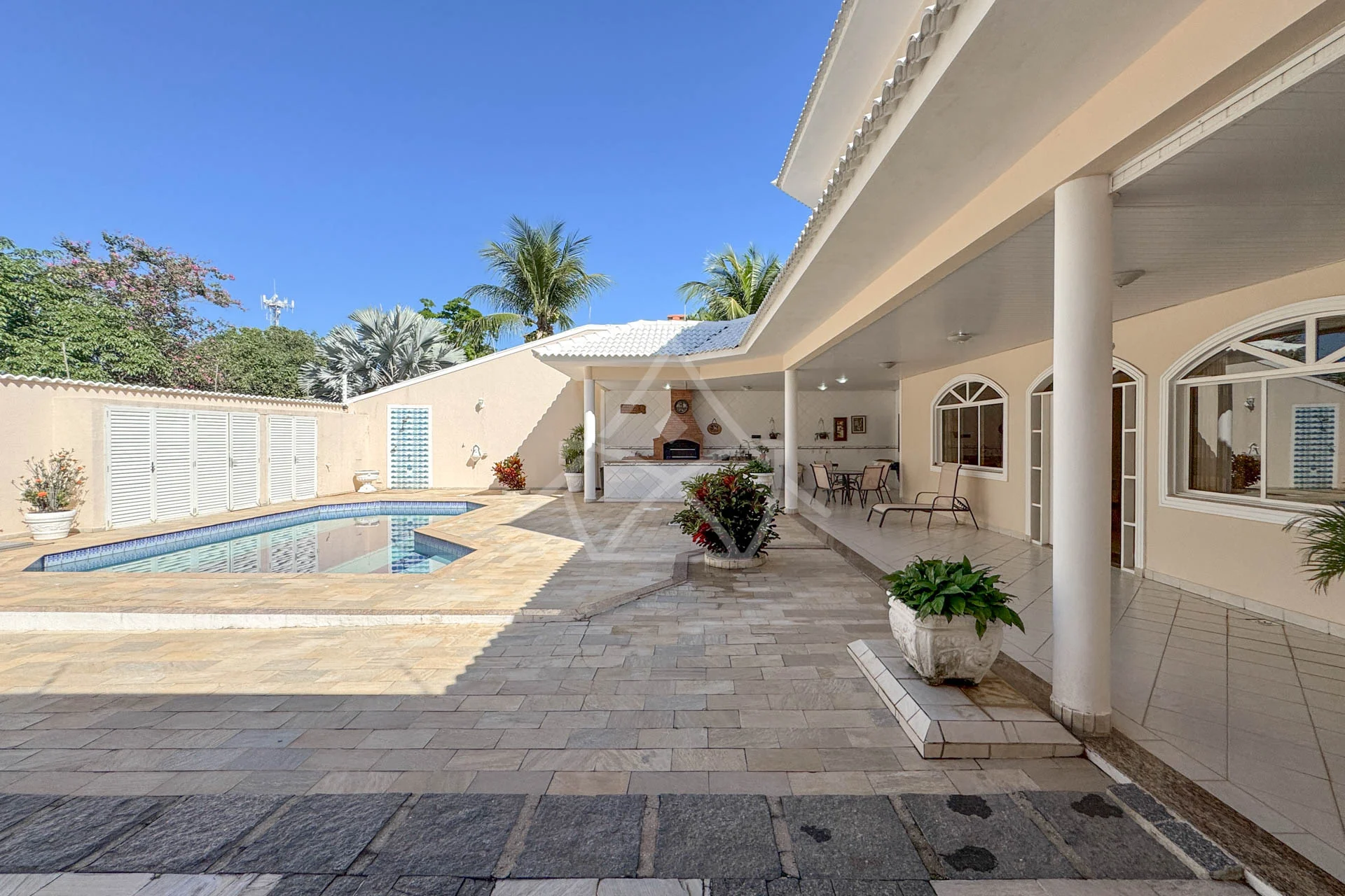 Casa com 8 Vagas à Venda