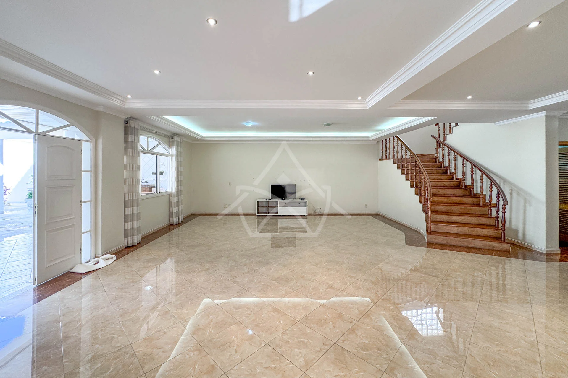 Casa com 8 Vagas à Venda
