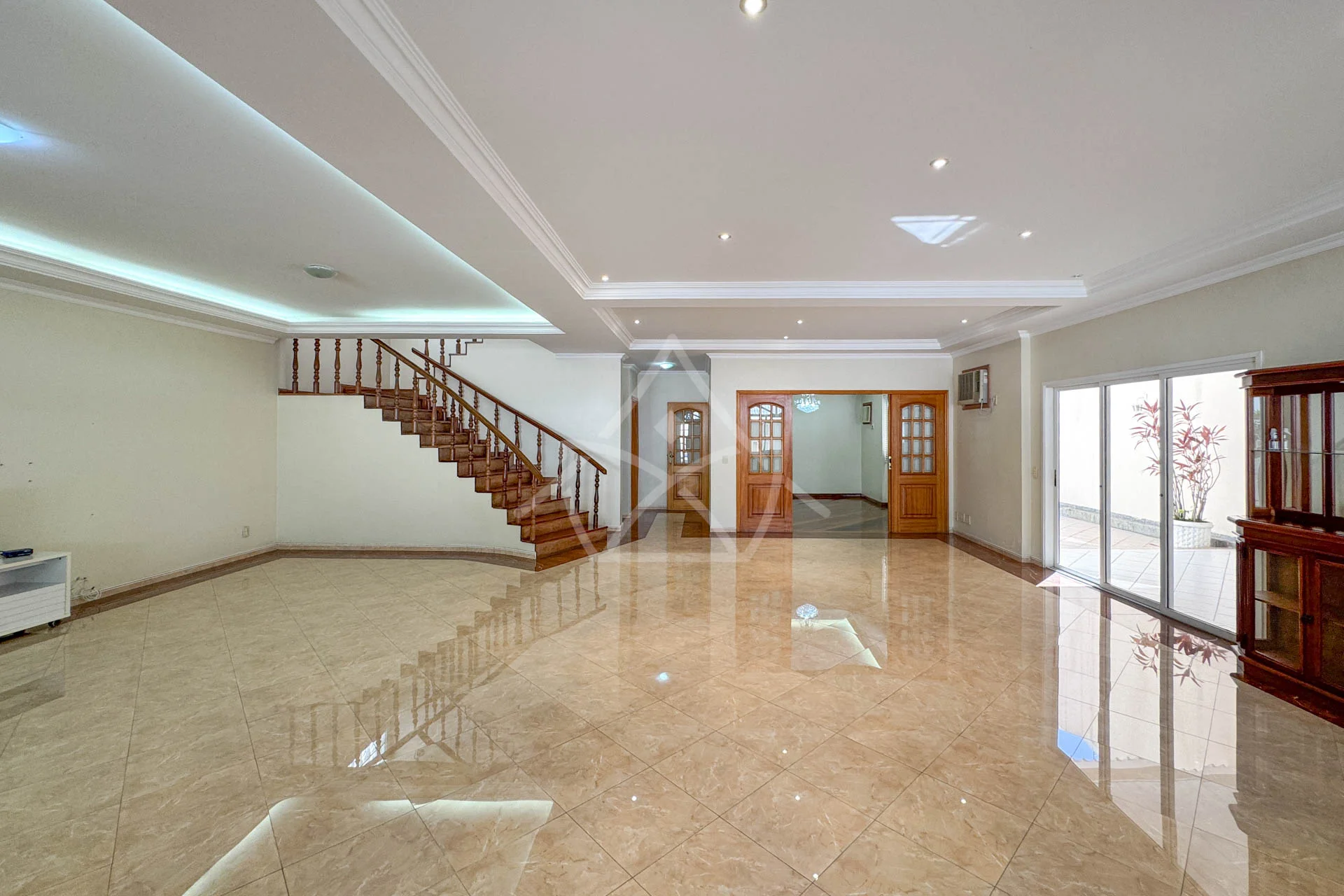 Casa com 8 Vagas à Venda