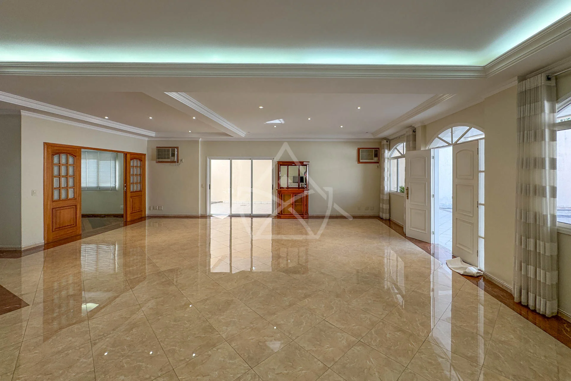 Casa com 8 Vagas à Venda