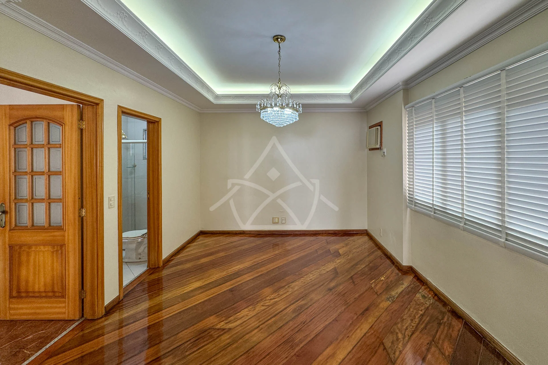 Casa com 8 Vagas à Venda