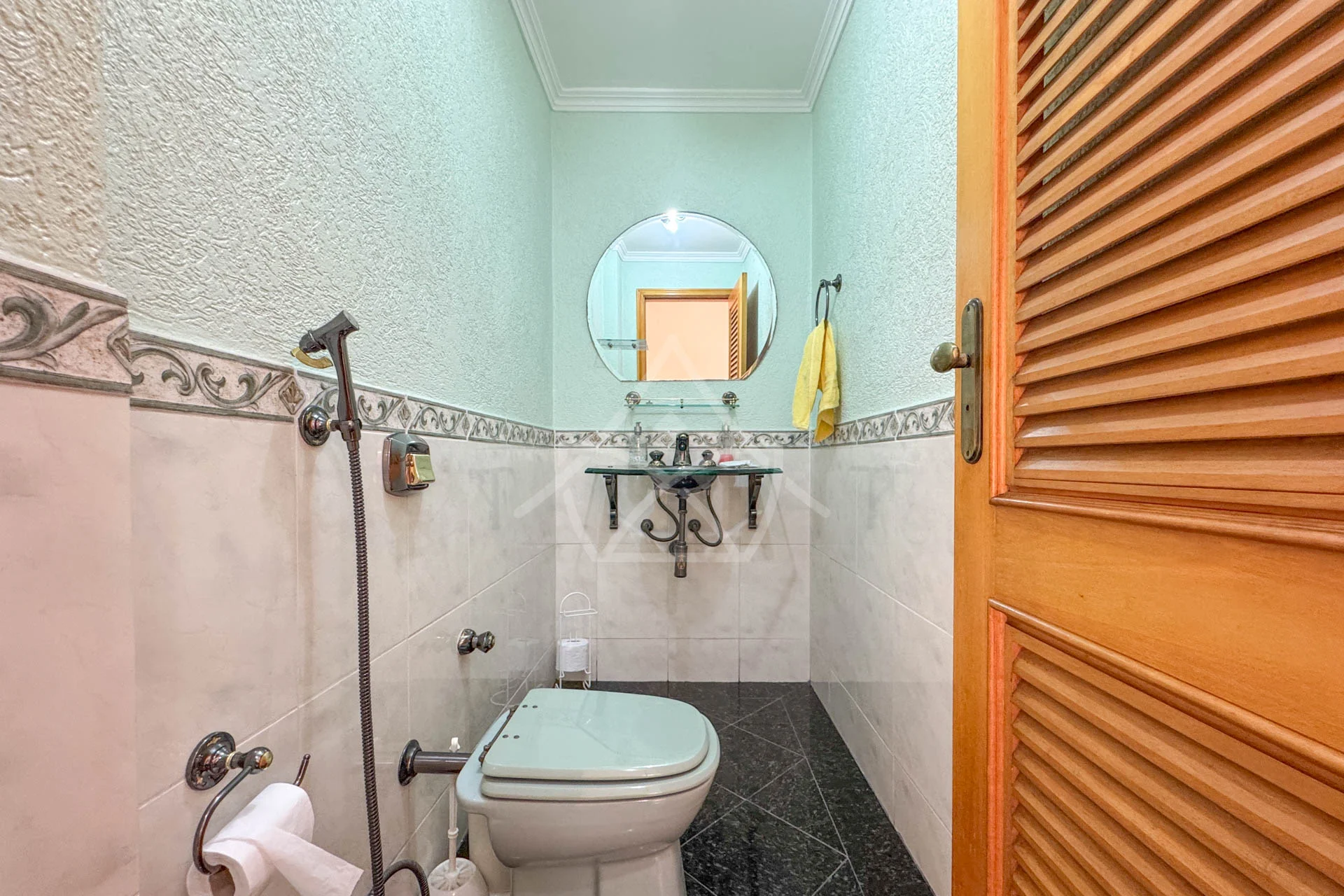 Casa com 8 Vagas à Venda