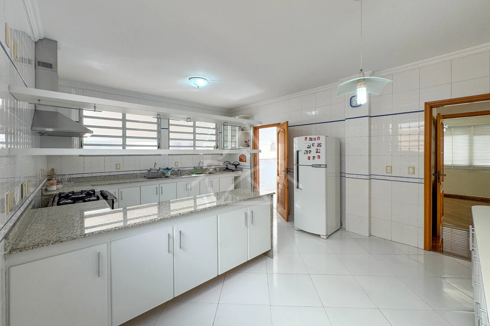 Casa com 8 Vagas à Venda