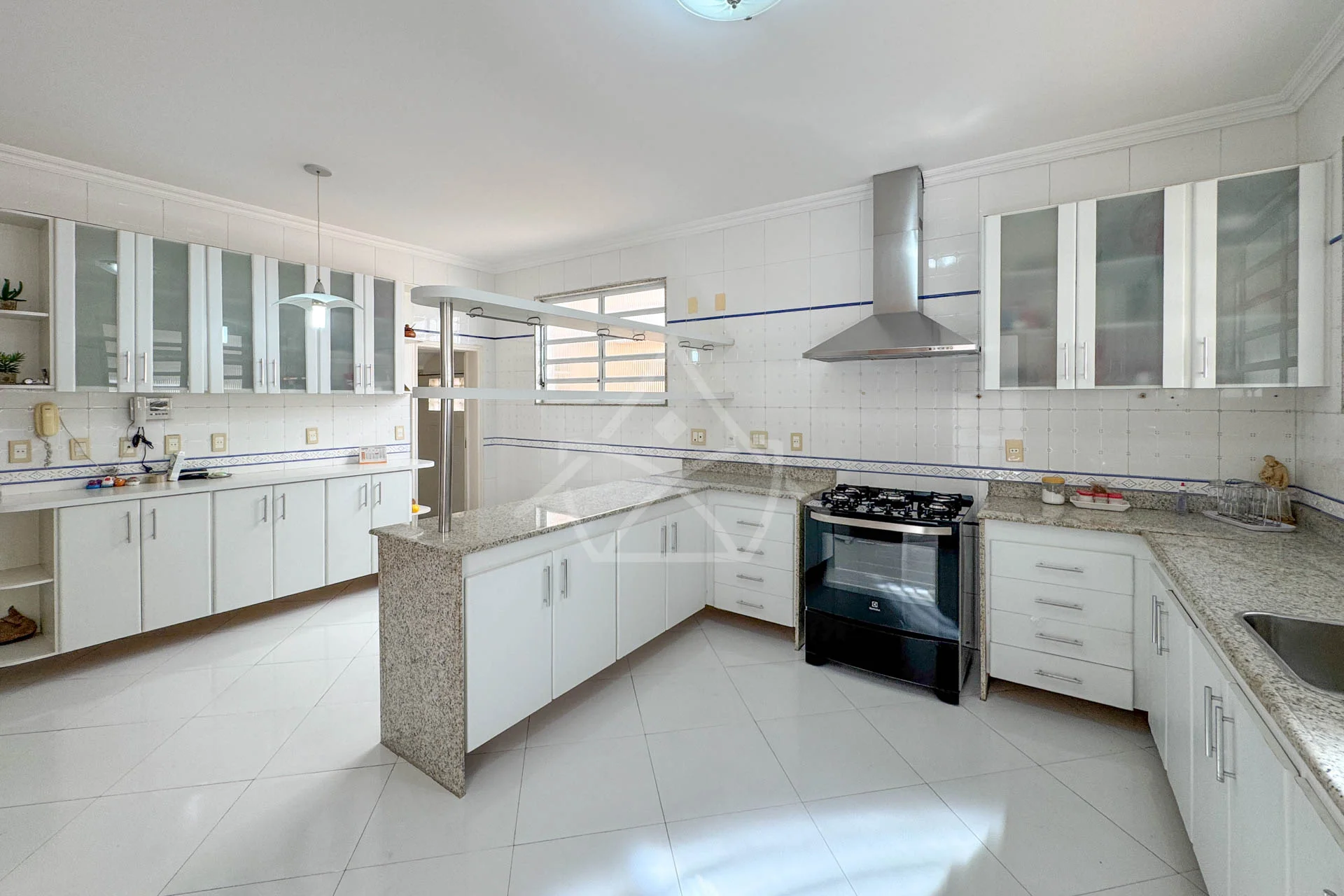 Casa com 8 Vagas à Venda