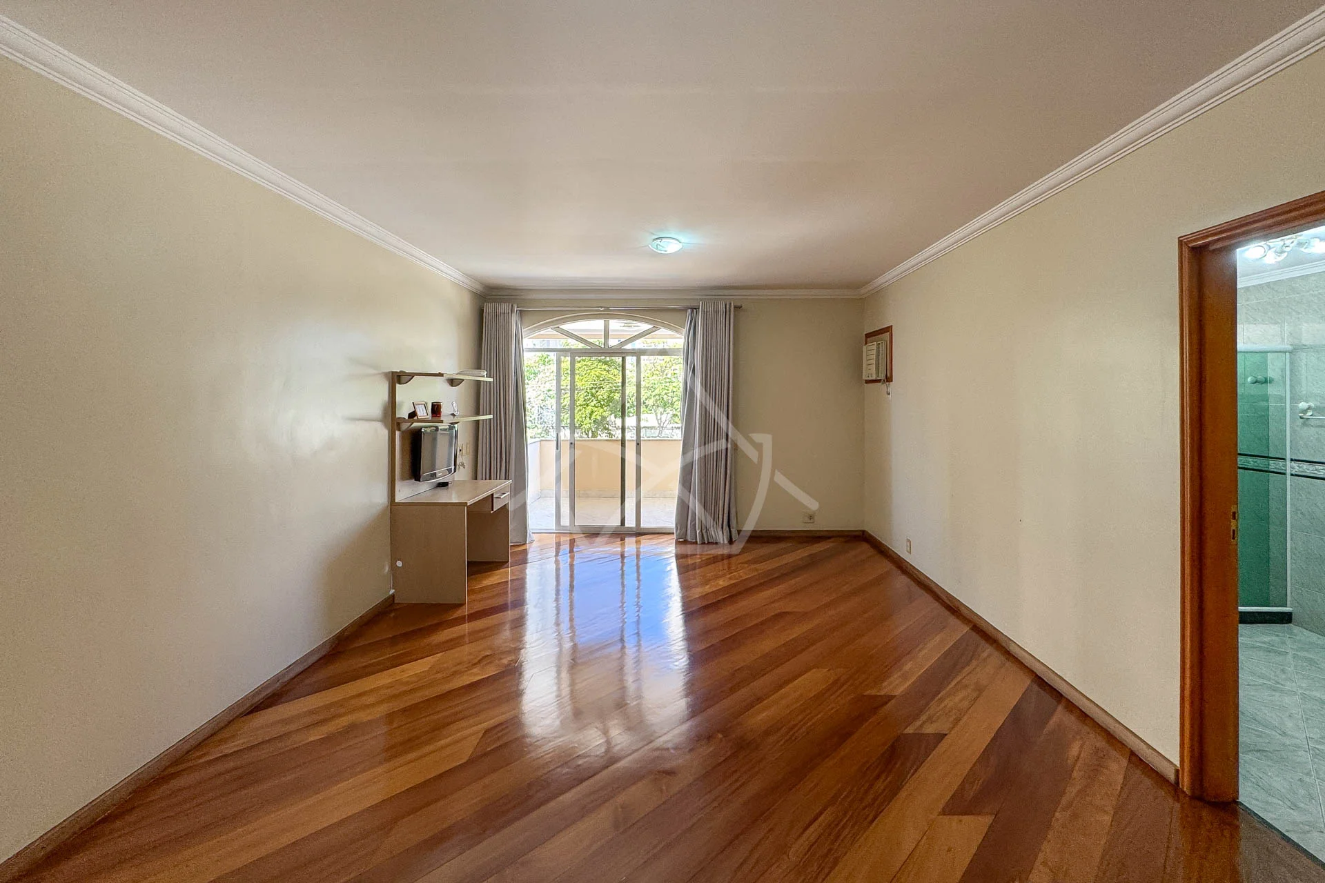 Casa com 8 Vagas à Venda