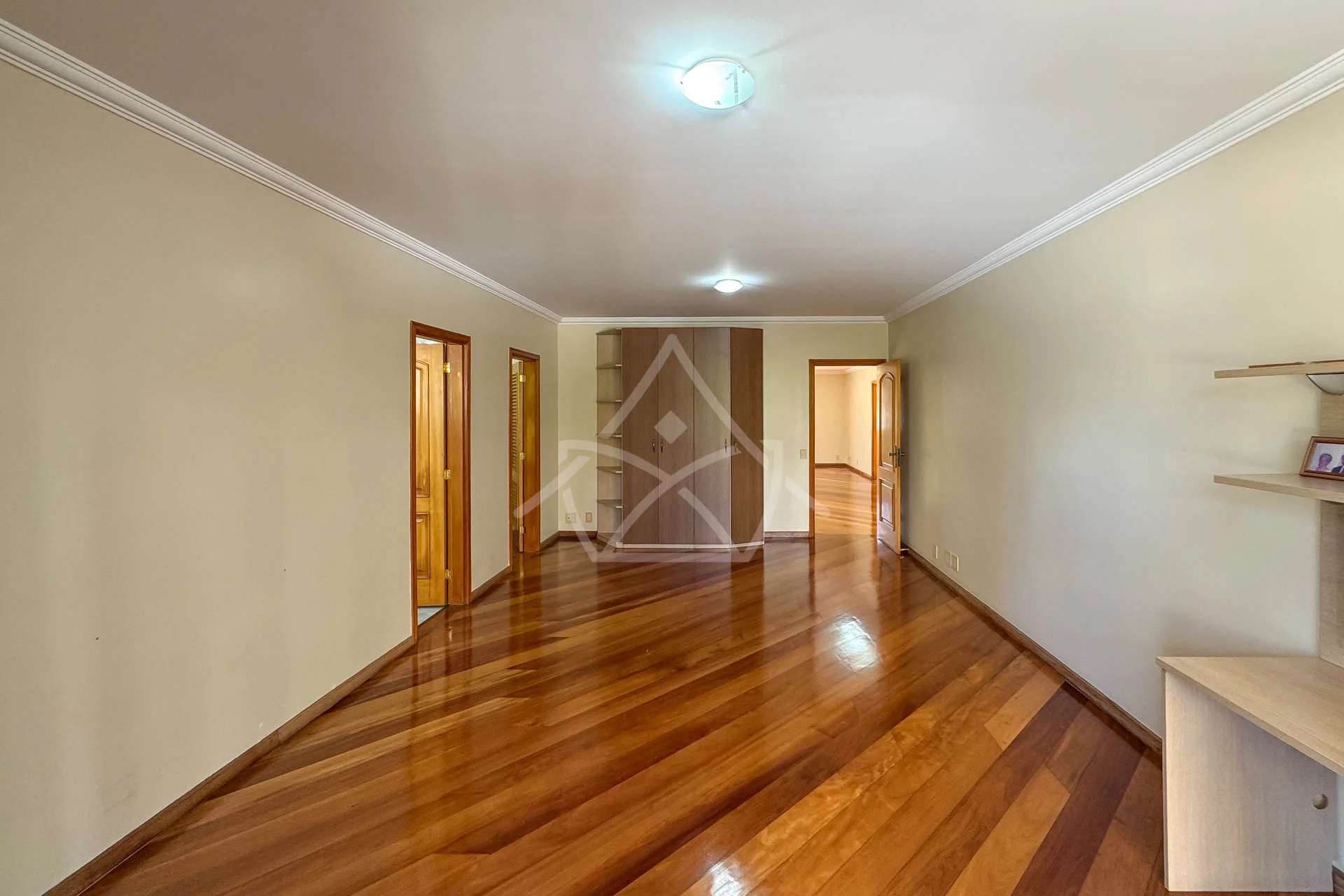 Casa com 8 Vagas à Venda