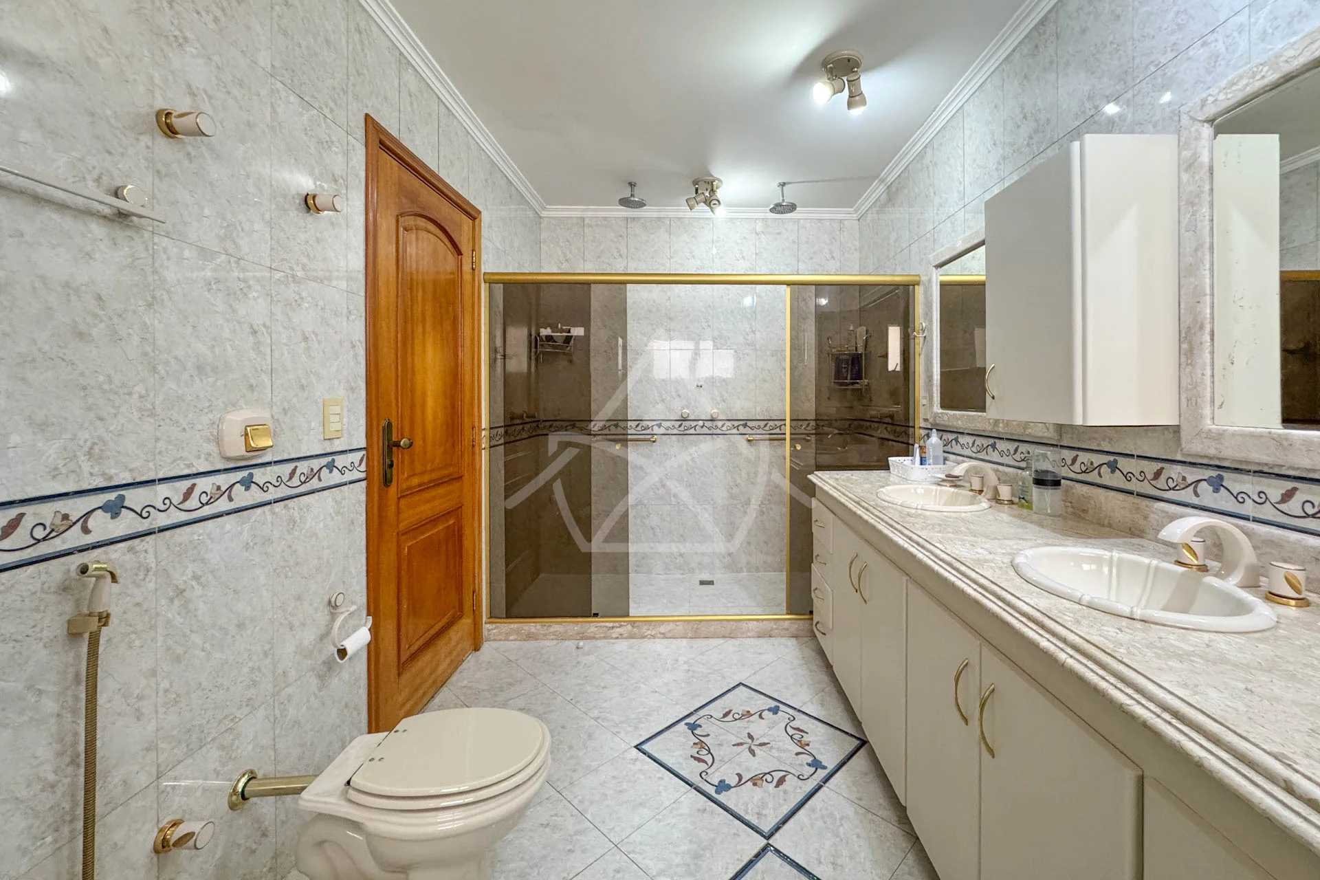 Casa com 8 Vagas à Venda