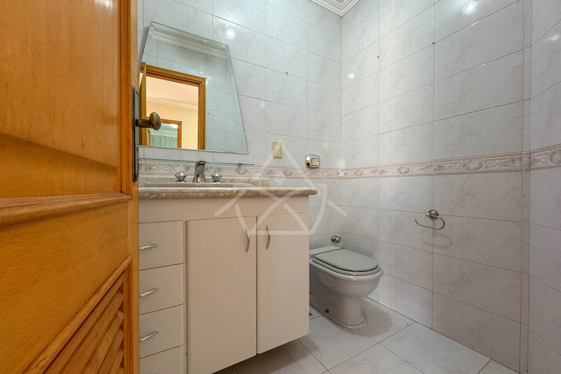Casa com 8 Vagas à Venda