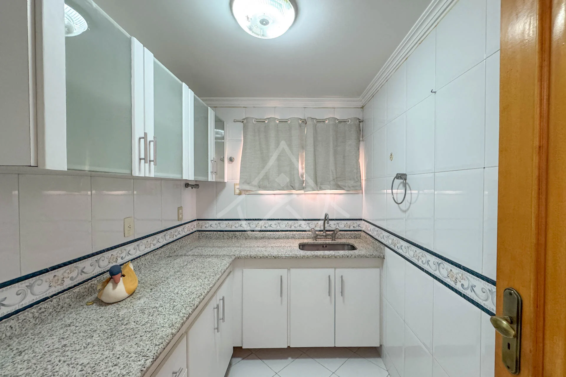 Casa com 8 Vagas à Venda