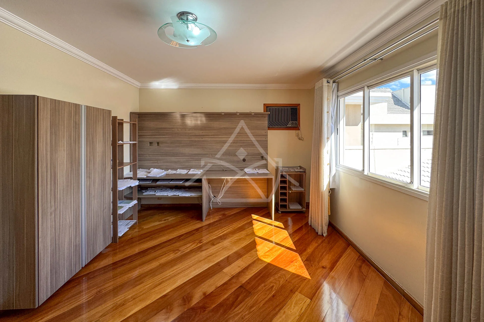 Casa com 8 Vagas à Venda