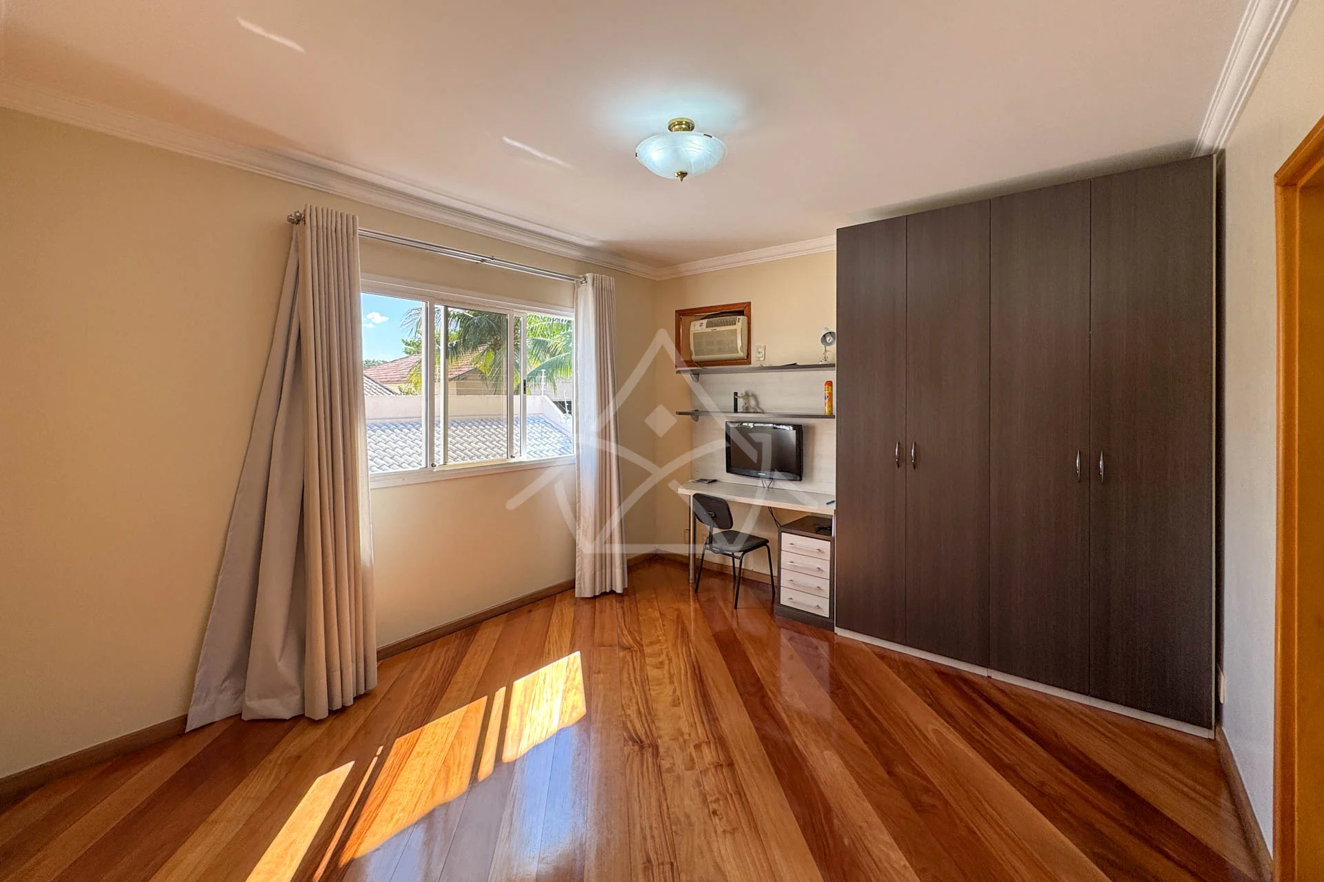 Casa com 8 Vagas à Venda