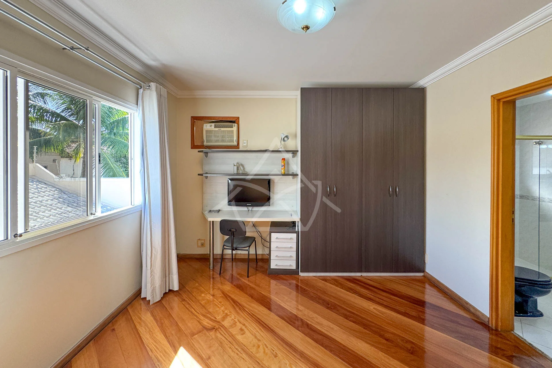 Casa com 8 Vagas à Venda