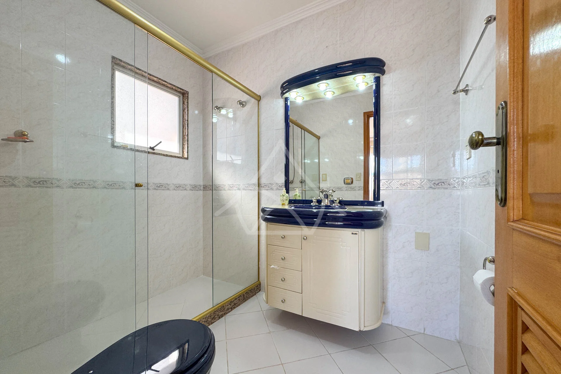 Casa com 8 Vagas à Venda