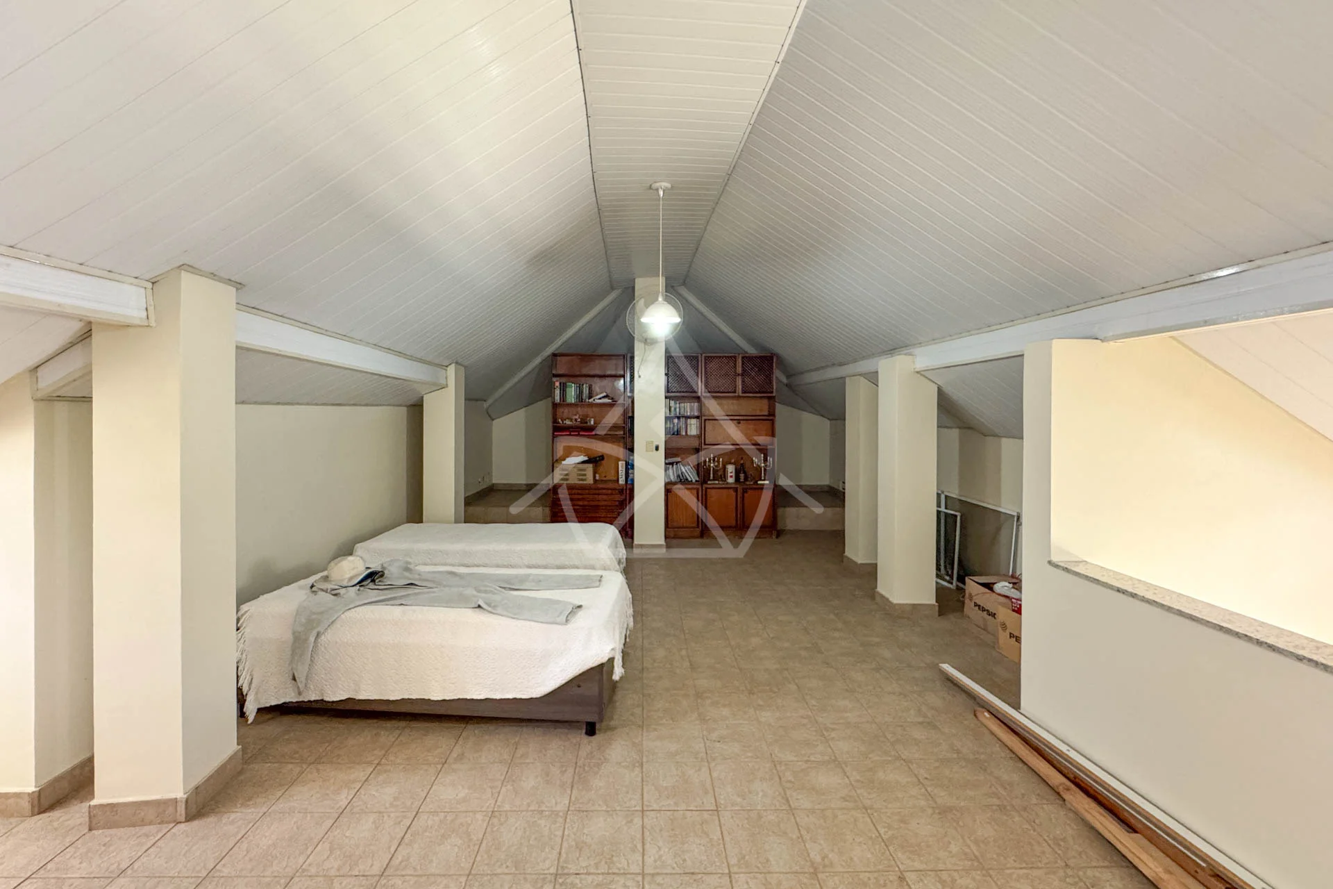 Casa com 8 Vagas à Venda