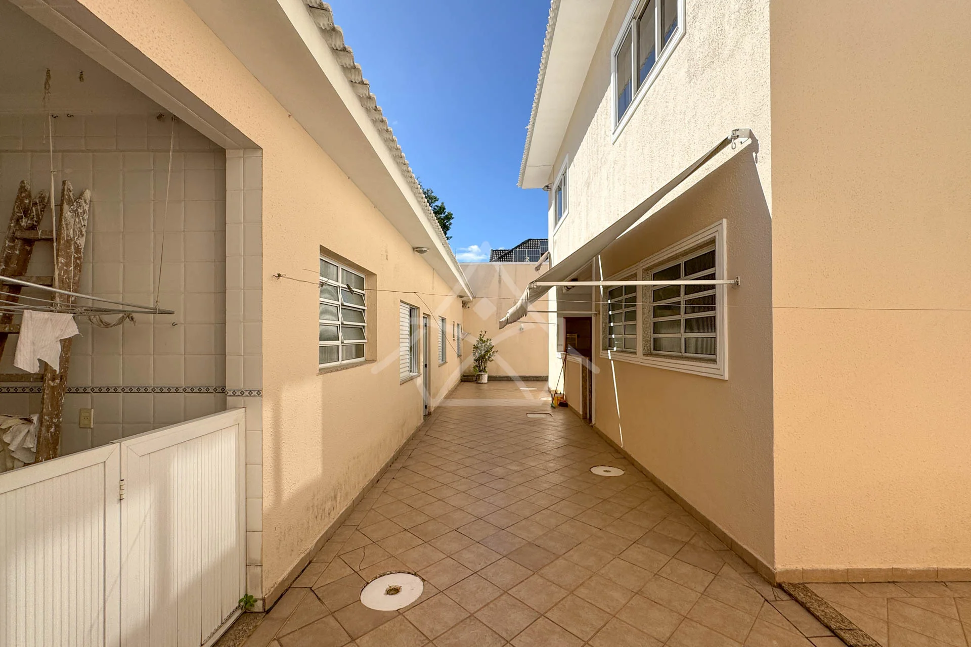 Casa com 8 Vagas à Venda