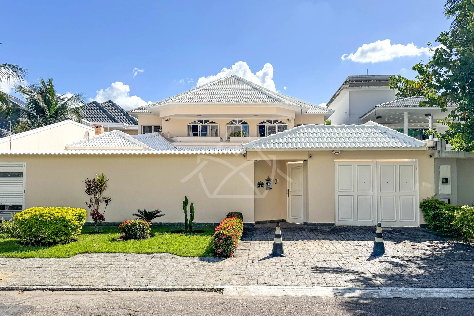 Casa com 8 Vagas à Venda