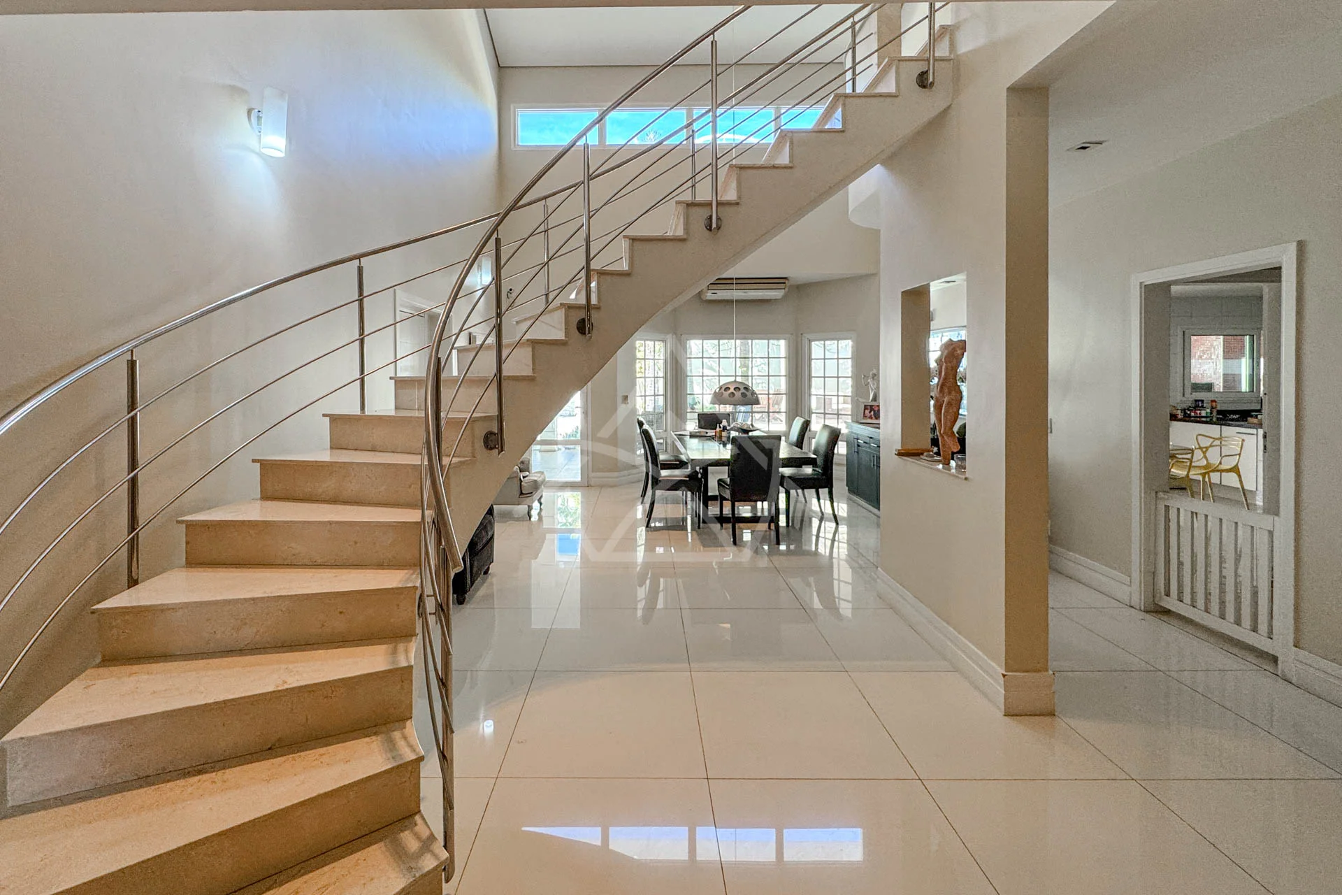 Casa com Suítes Térreas à Venda na Barra da Tijuca