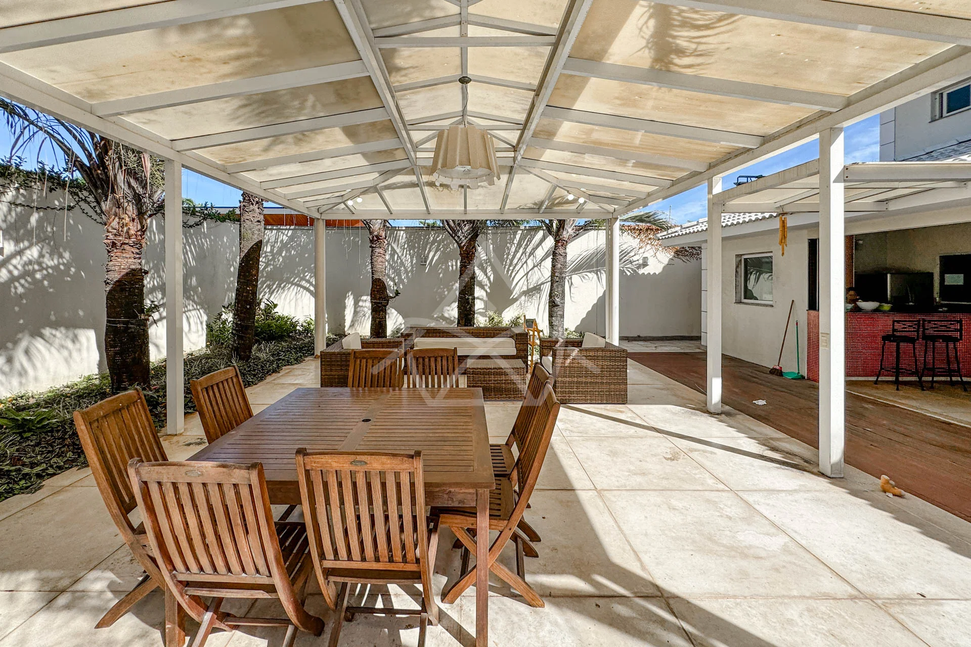 Casa com Suítes Térreas à Venda na Barra da Tijuca