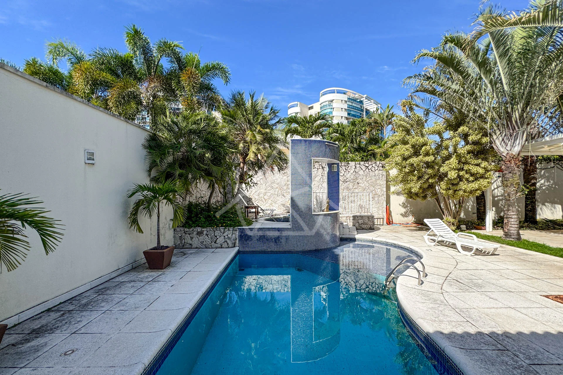 Casa com Suítes Térreas à Venda na Barra da Tijuca
