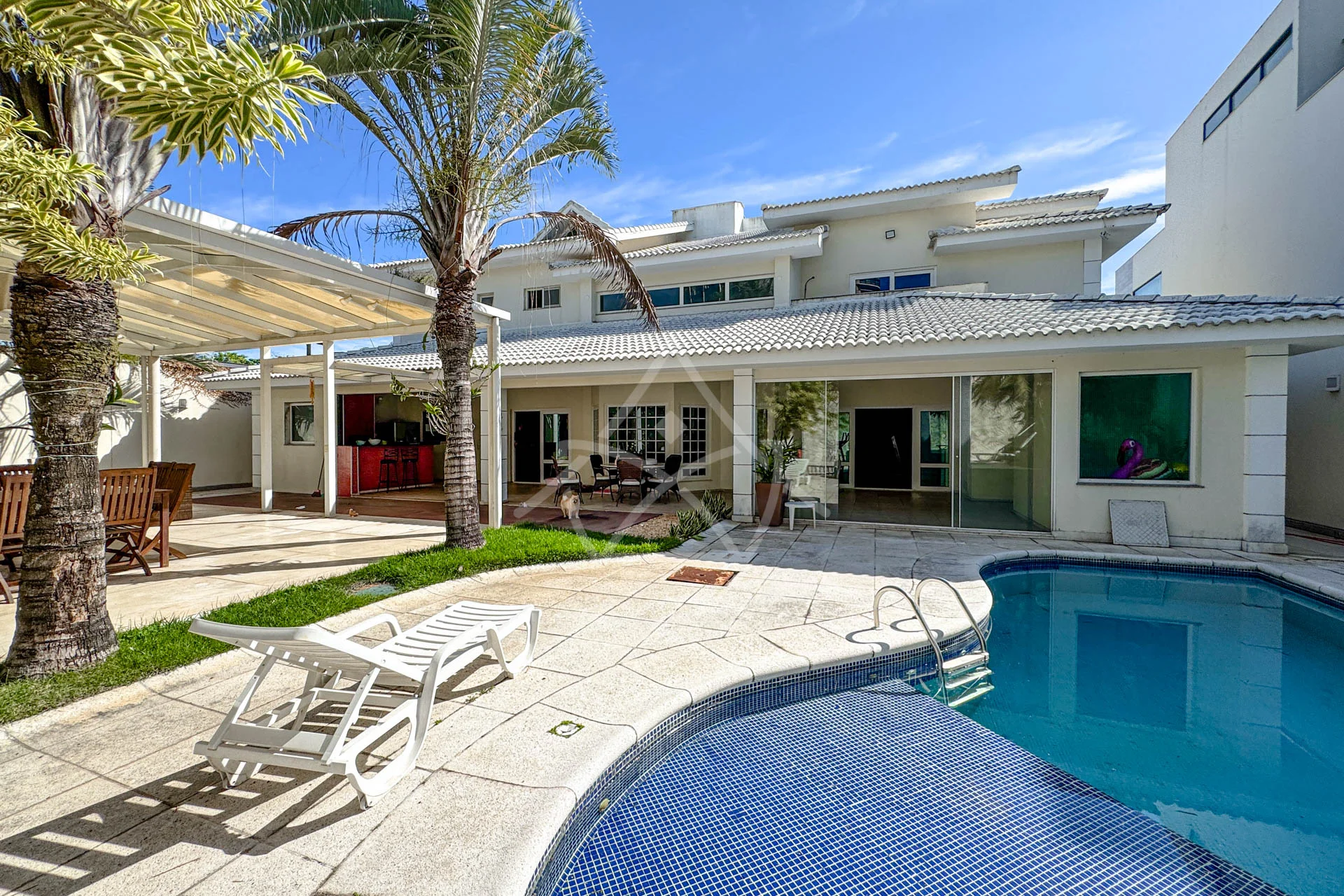 Casa com Suítes Térreas à Venda na Barra da Tijuca