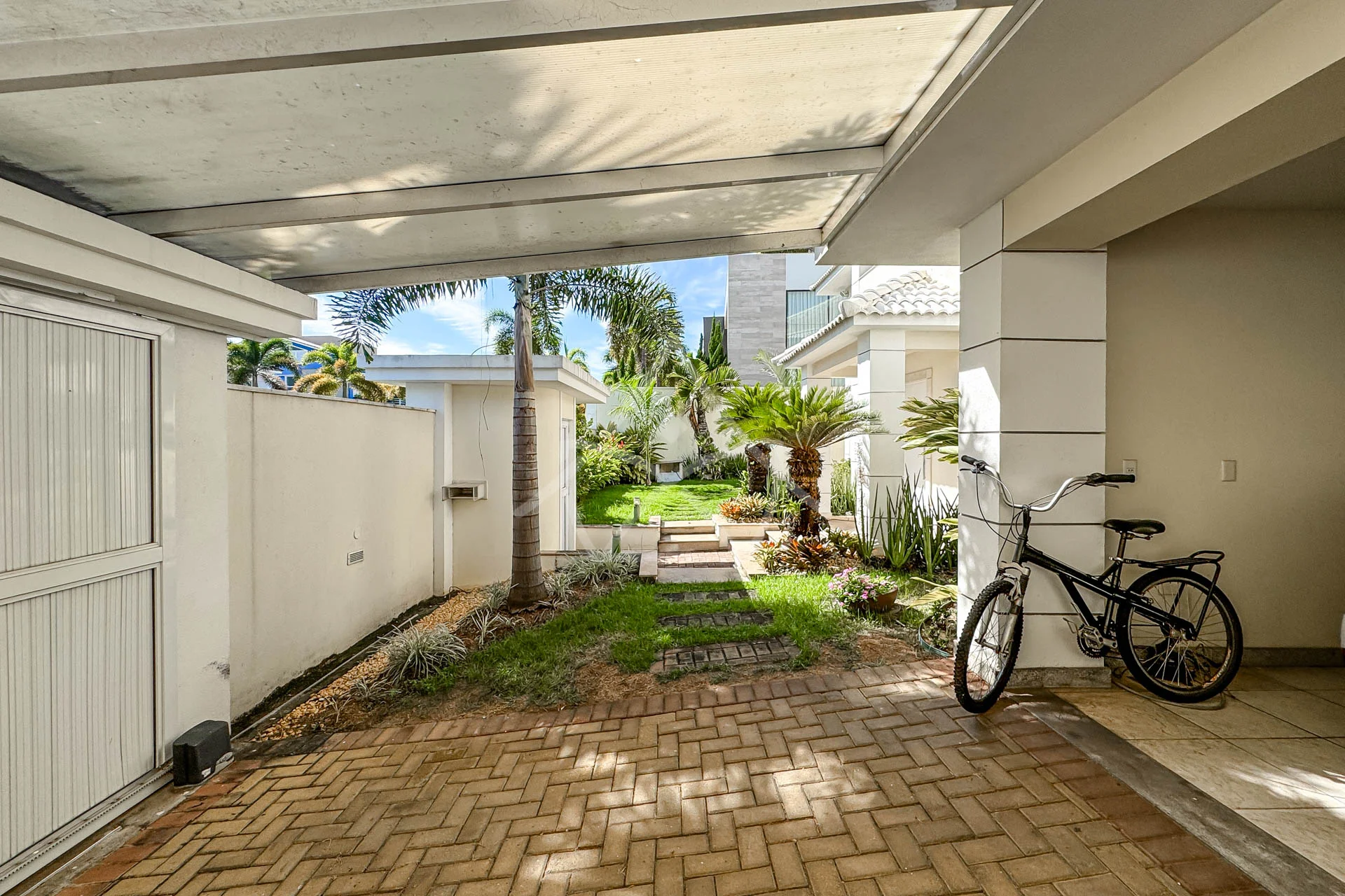 Casa com Suítes Térreas à Venda na Barra da Tijuca