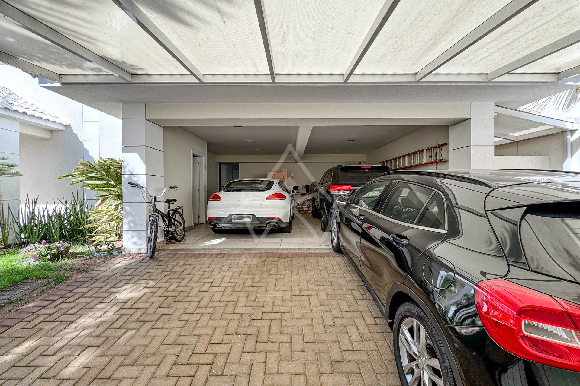 Casa com Suítes Térreas à Venda na Barra da Tijuca