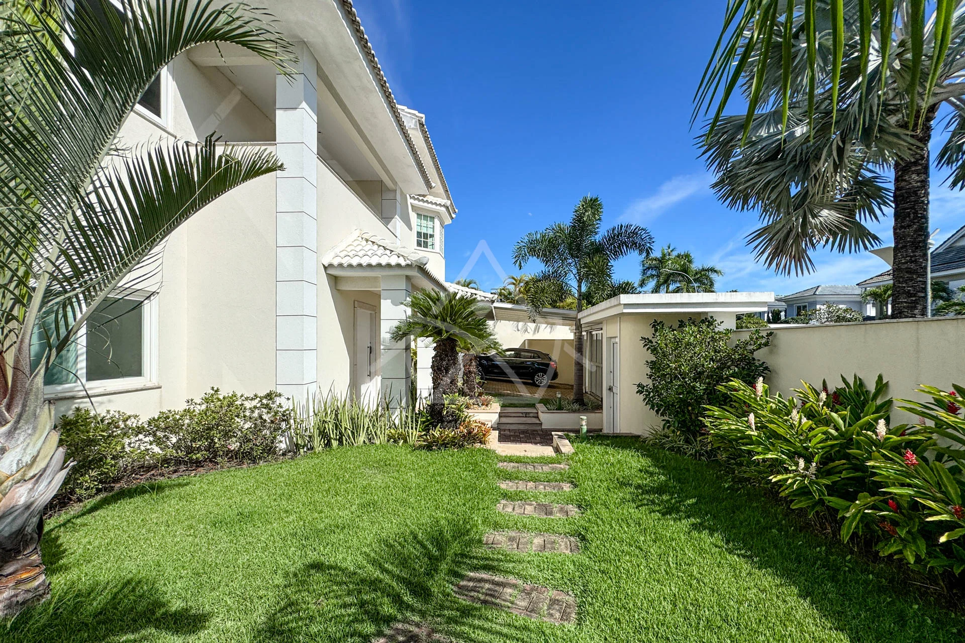 Casa com Suítes Térreas à Venda na Barra da Tijuca