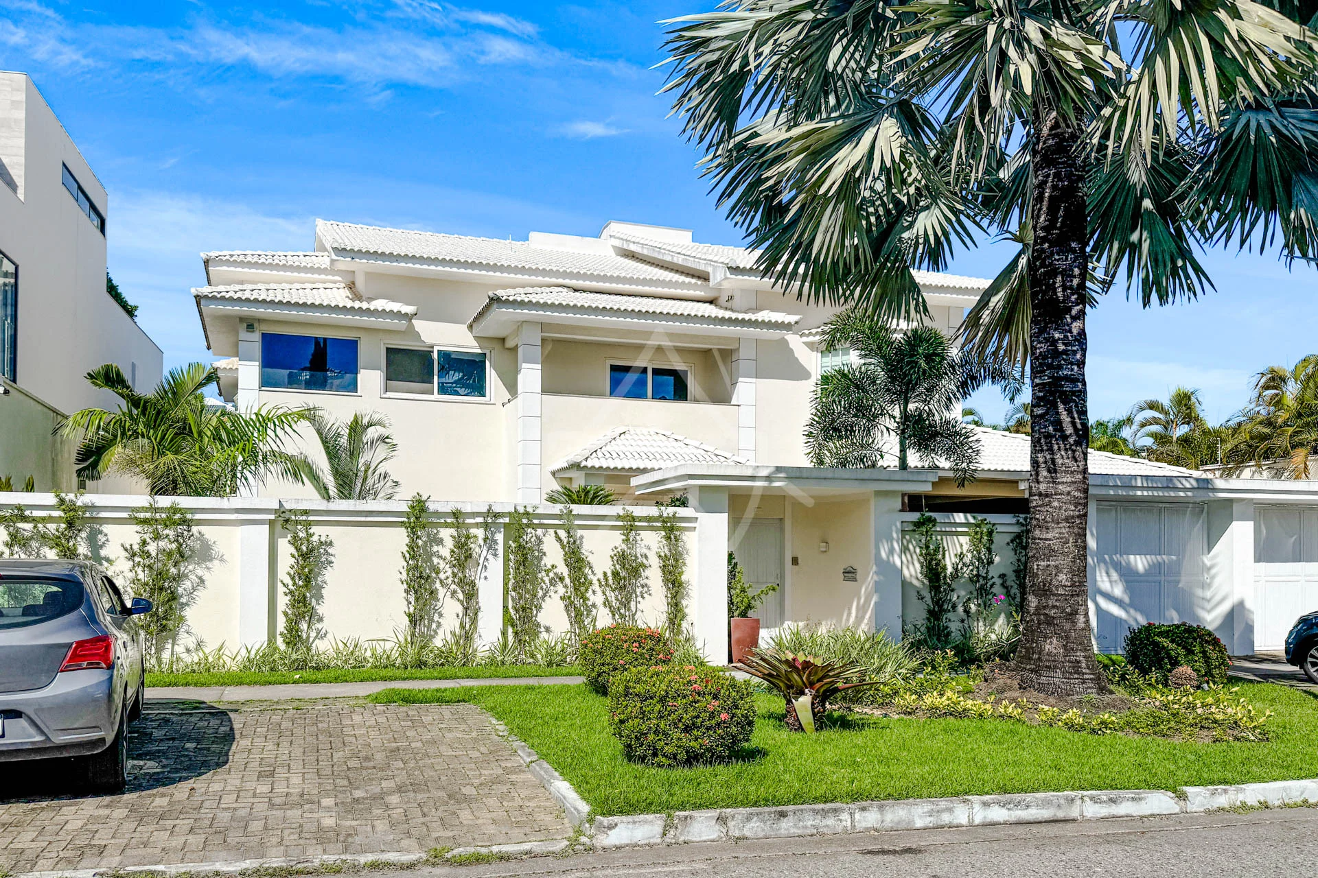 Casa com Suítes Térreas à Venda na Barra da Tijuca