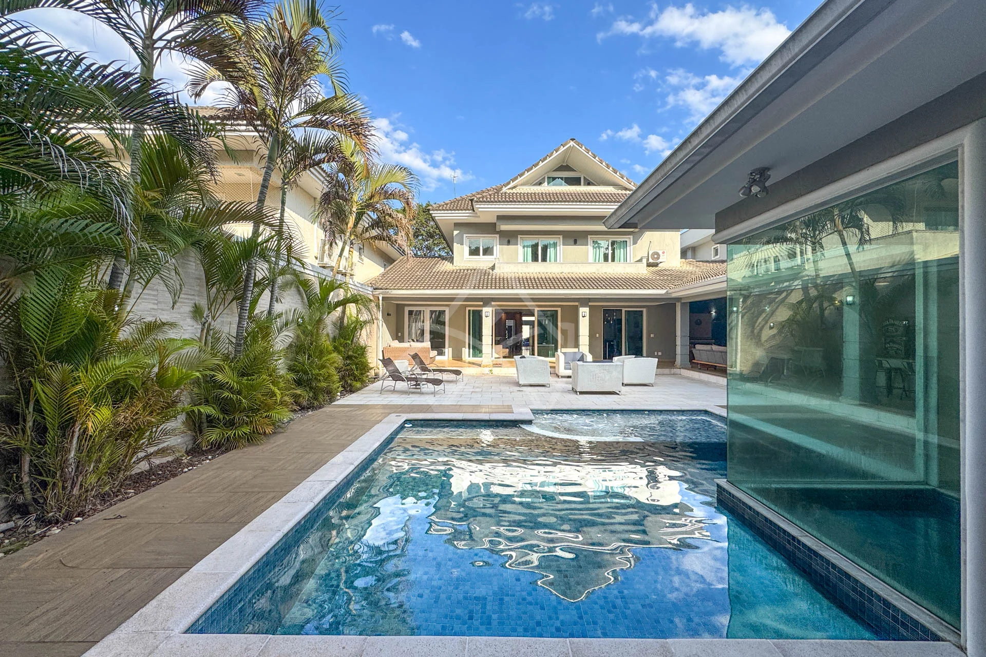 Casa com Sala de Jogos à Venda