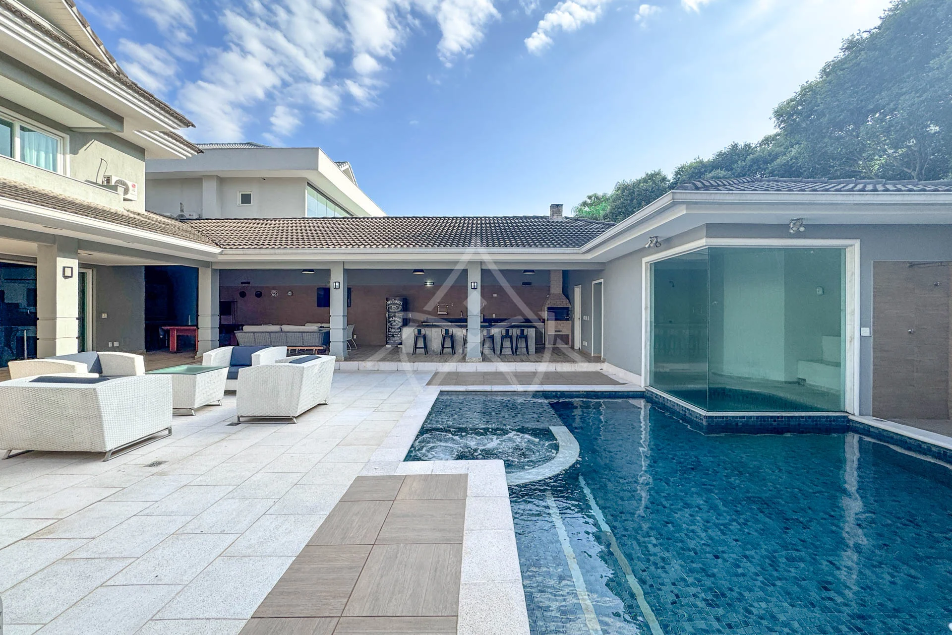 Casa com Sala de Jogos à Venda