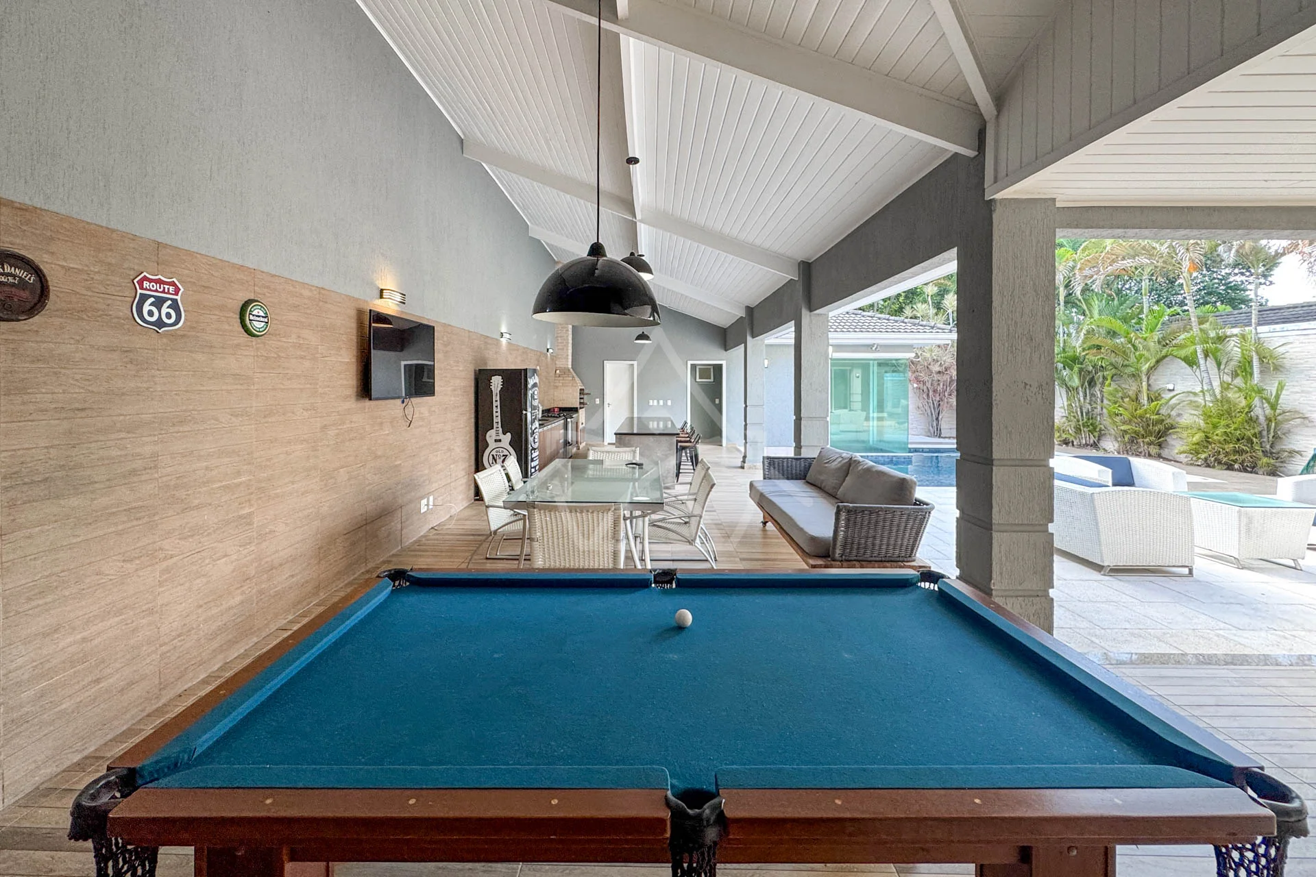Casa com Sala de Jogos à Venda