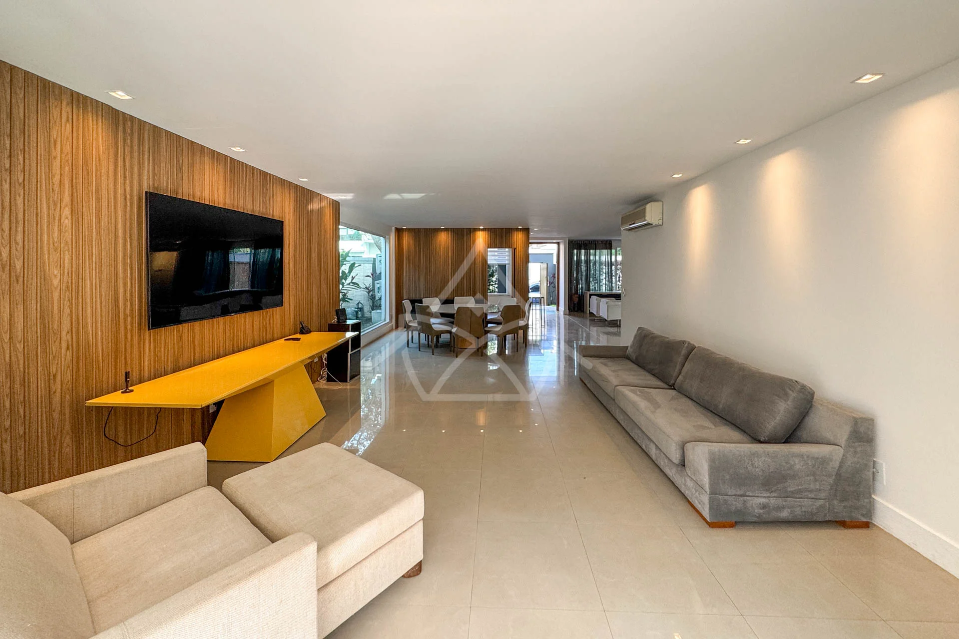 Casa com Sala de Jogos à Venda