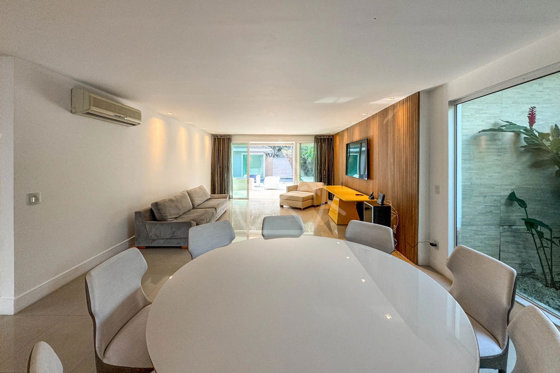 Casa com Sala de Jogos à Venda