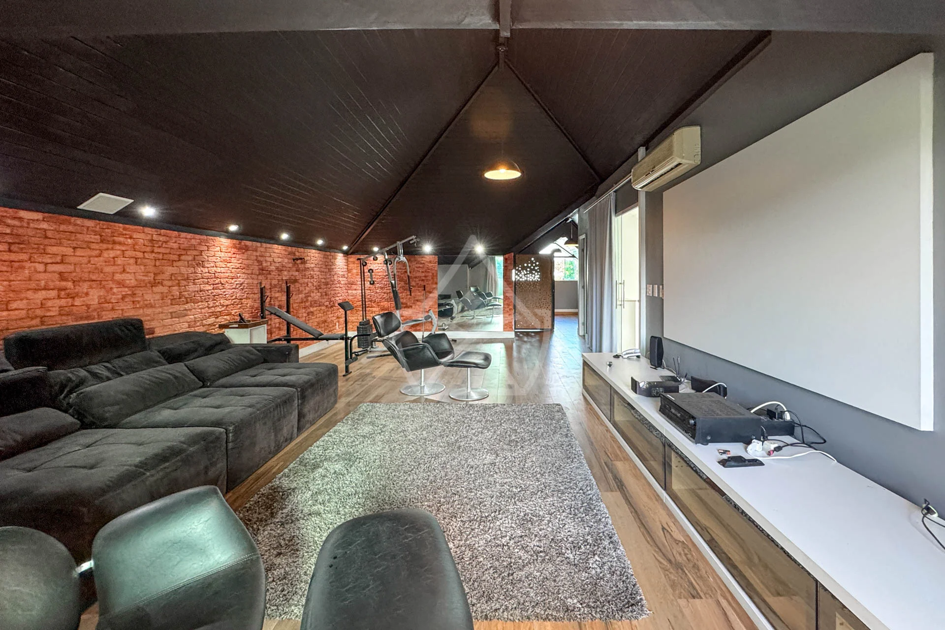 Casa com Sala de Jogos à Venda