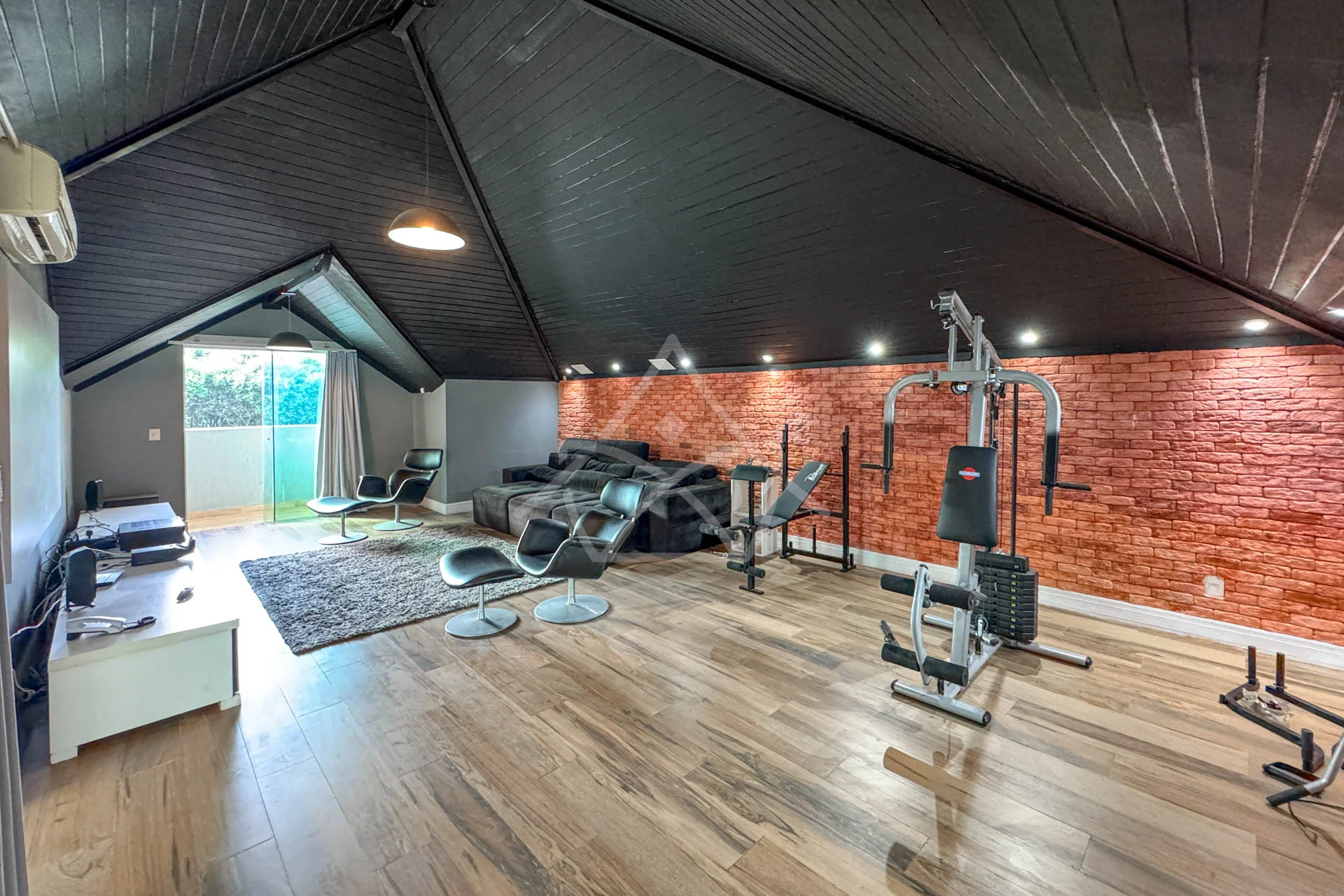 Casa com Sala de Jogos à Venda
