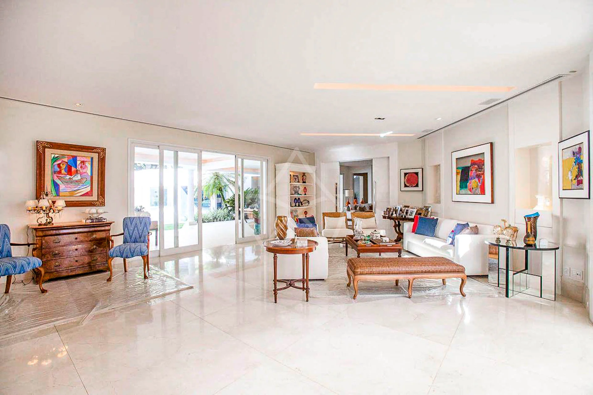 Casa com Amplo Terreno à Venda