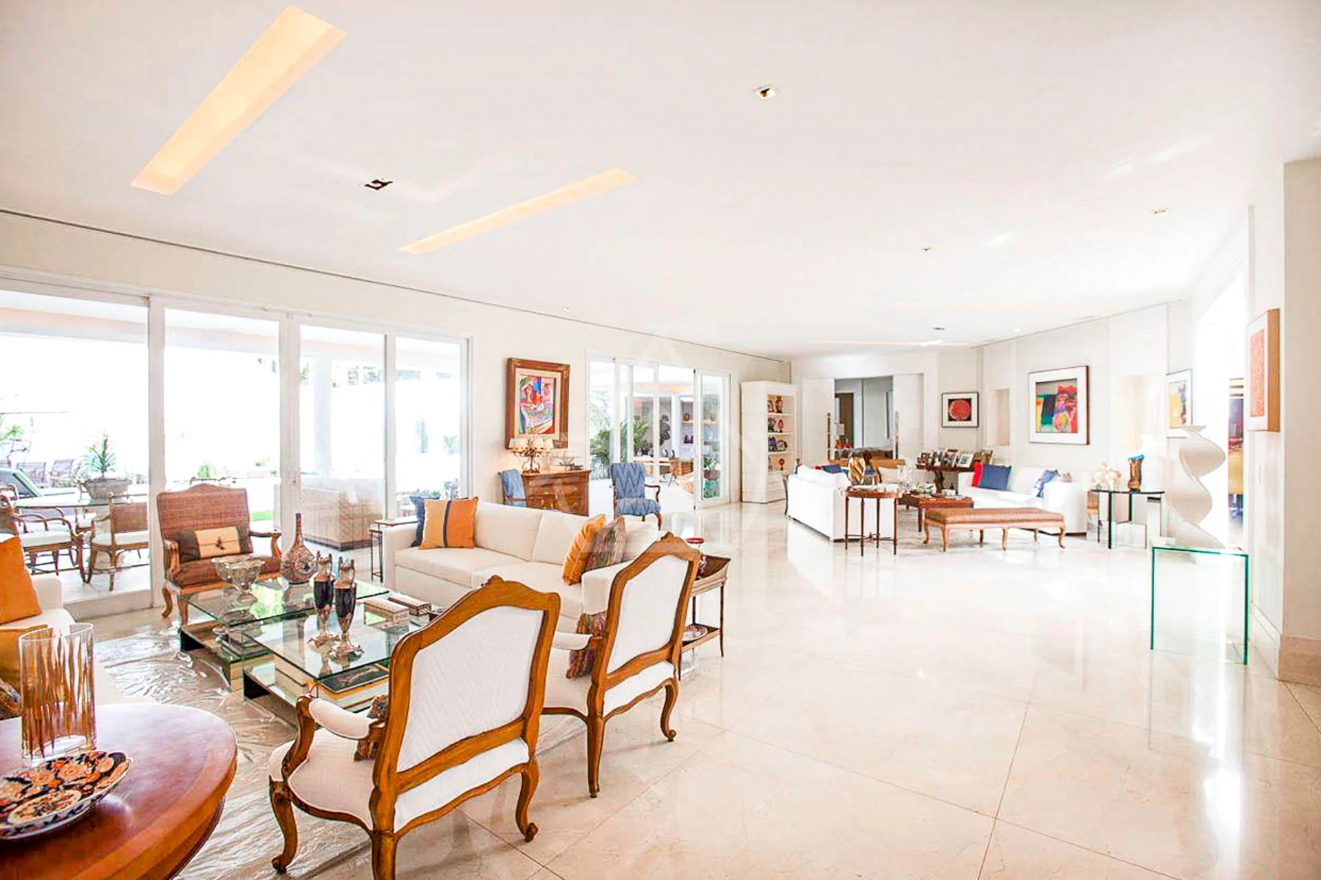 Casa com Amplo Terreno à Venda