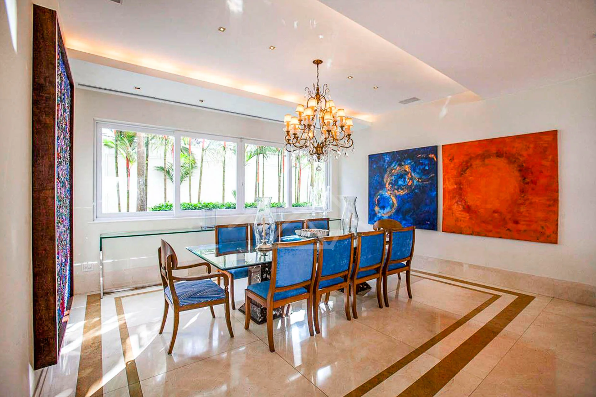 Casa com Amplo Terreno à Venda