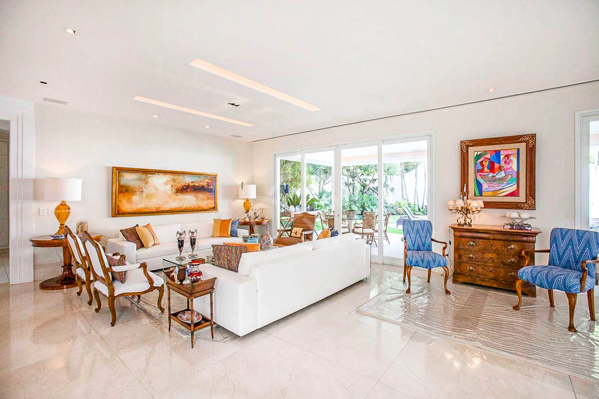 Casa com Amplo Terreno à Venda