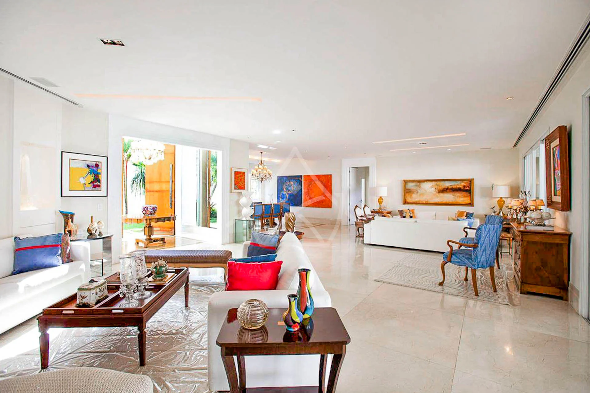 Casa com Amplo Terreno à Venda