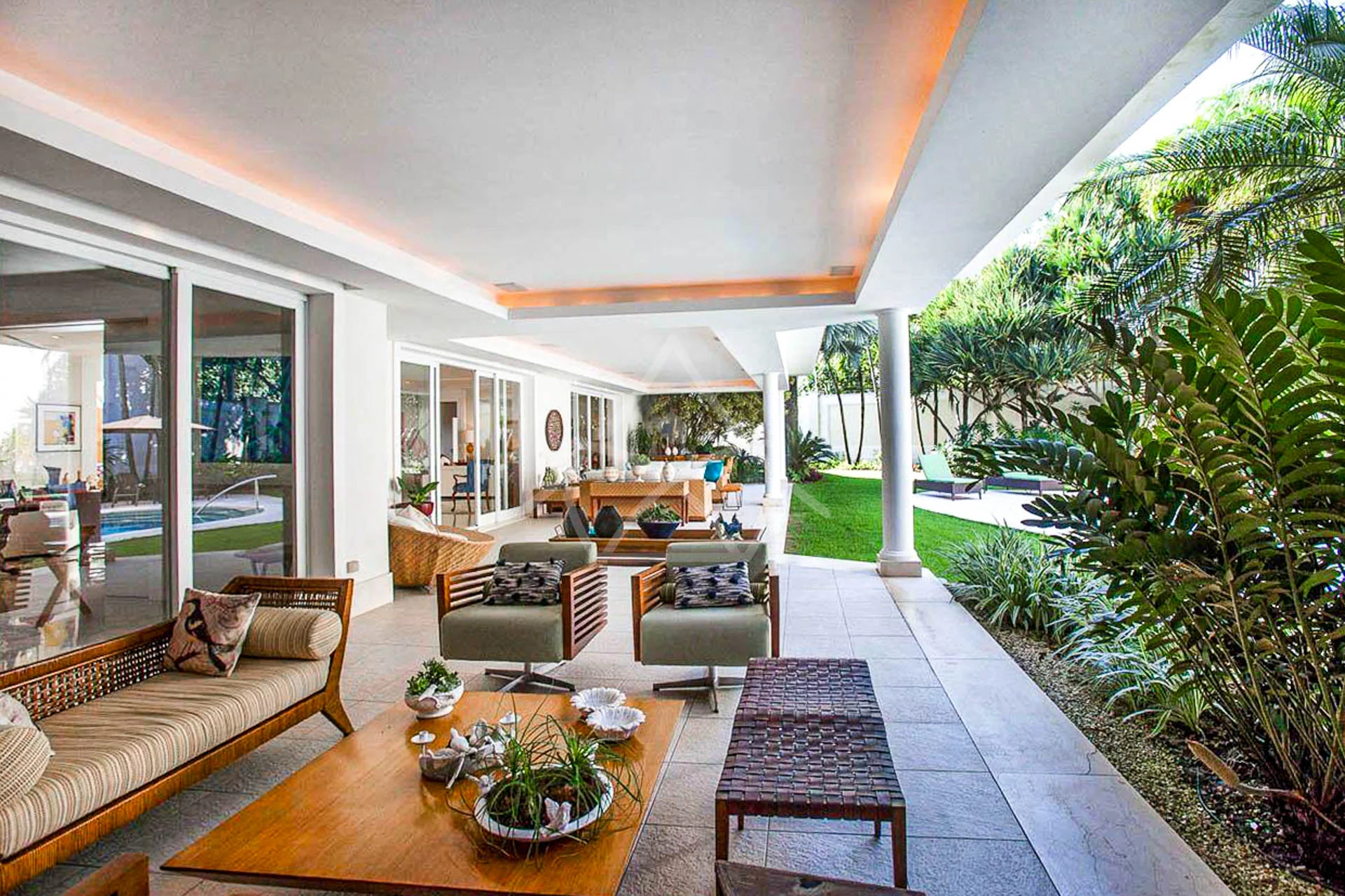 Casa com Amplo Terreno à Venda