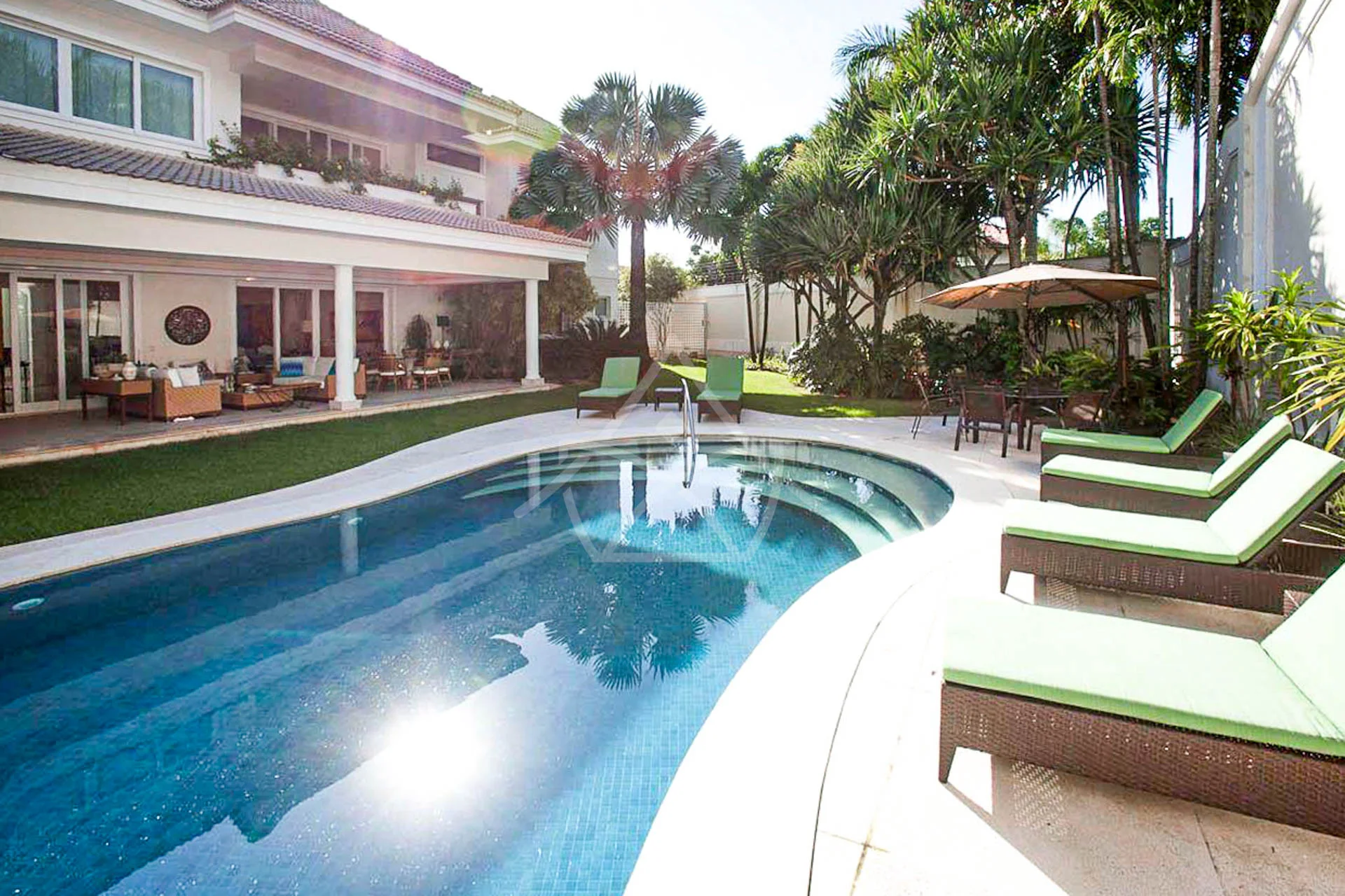 Casa com Amplo Terreno à Venda