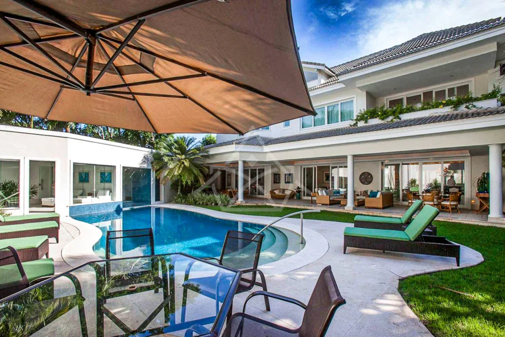 Casa com Amplo Terreno à Venda